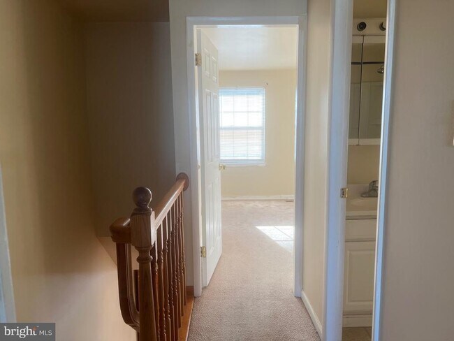 Building Photo - 16 N Pendleton Ct