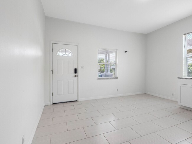 Building Photo - Affordable 3/1.5 West Tampa Home