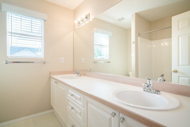 Building Photo - Quaint Carman Ridge Home in Lake Oswego