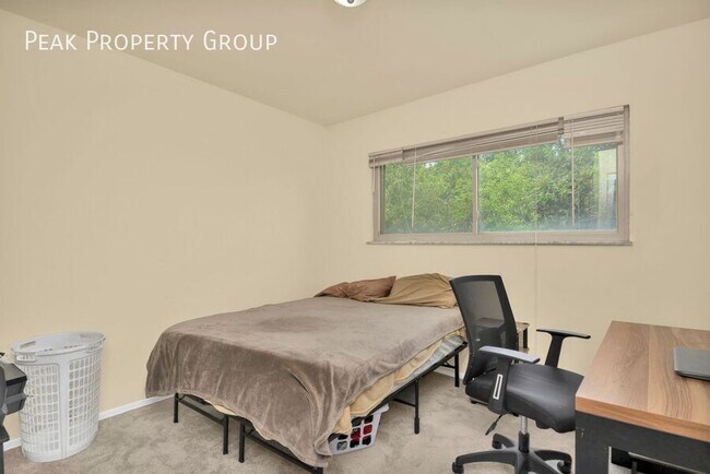 Building Photo - 2971 Deckebach Ave