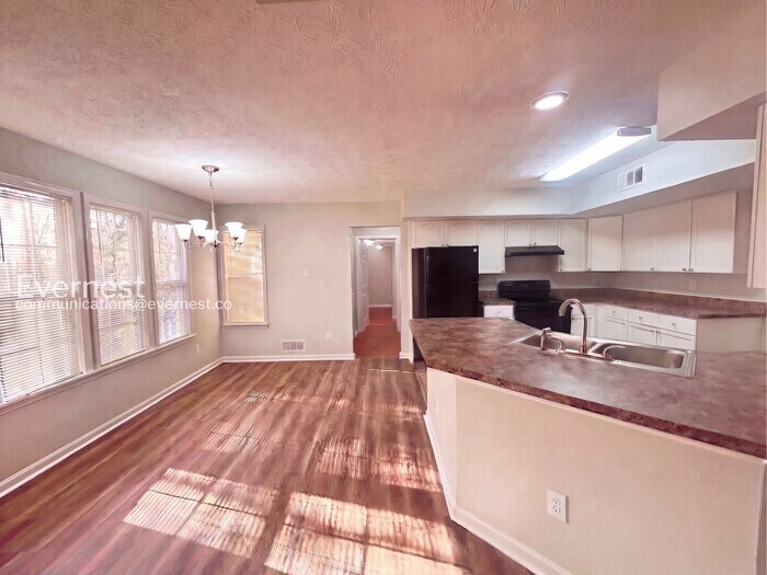 Building Photo - 710 Timbergrove Dr SW