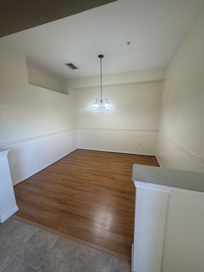 Building Photo - 3 Bedroom 2 Bath - Lovely and Cozy Condo f...