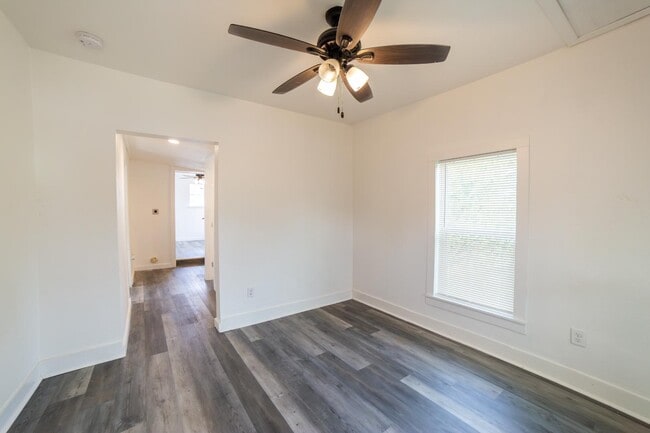 Building Photo - 611 Rochambeau St