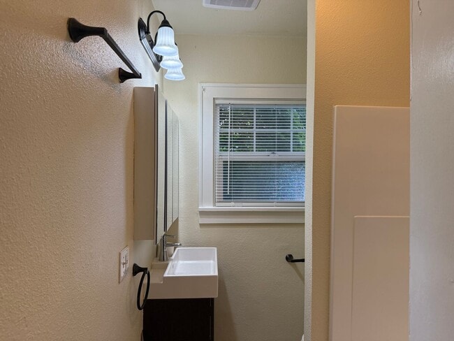 Building Photo - 3 Bedroom 1 Bathroom House