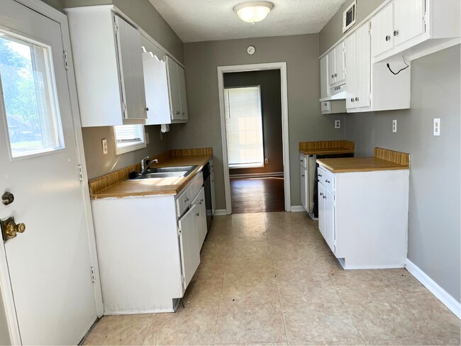 Building Photo - 6959 Tulip Trail Dr