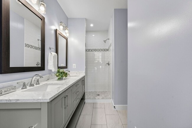 Building Photo - Renovated Hill East 3BR Near Metro + Parking