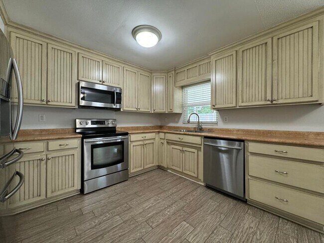 Building Photo - Adorable 3/2 with Bonus Room in Ormond Beach