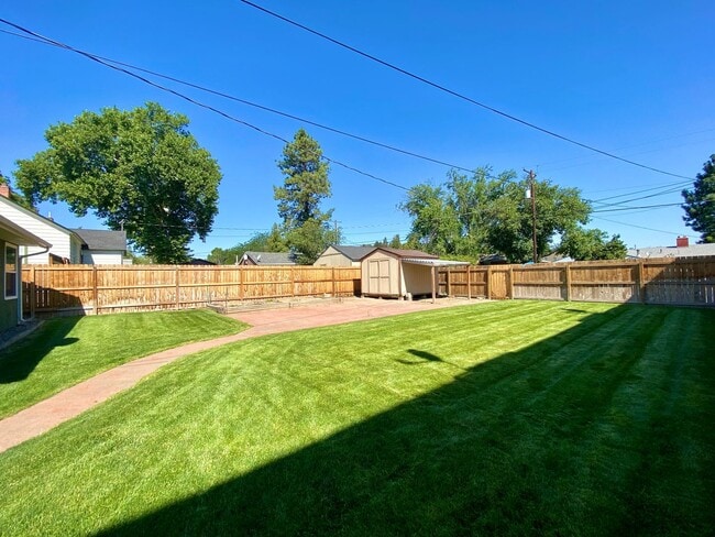 Building Photo - Updated Selah Home with Large Yard