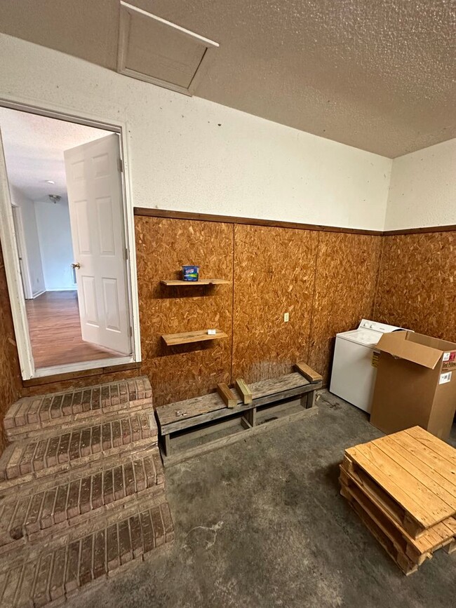 Building Photo - 1404 Valleywood Dr