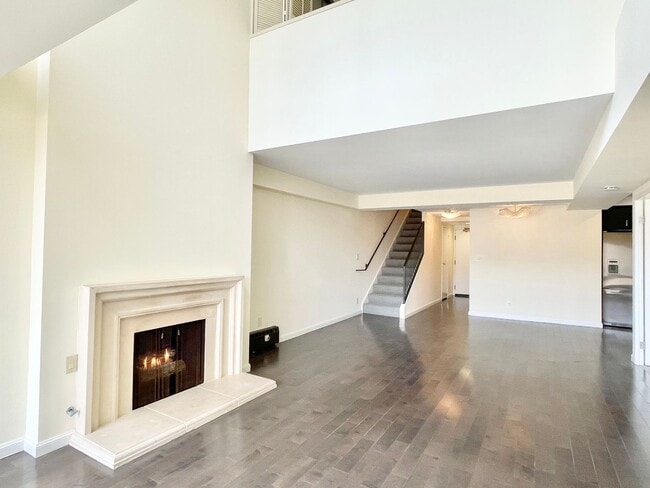 Building Photo - Iconic Gramercy Towers! 2 Story 2BR/2.5BA! 1,745SqFt!  VIEWS! Pool! Fitness! Pet! Parking!  Laund...