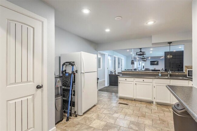 Building Photo - 1700 E State Hwy 152