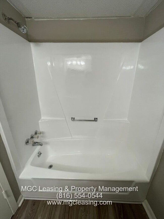 Building Photo - Le Grand Apartments - Ask about our June Move-In Specials!