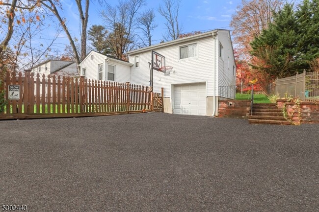 Building Photo - 214 S Valley Rd