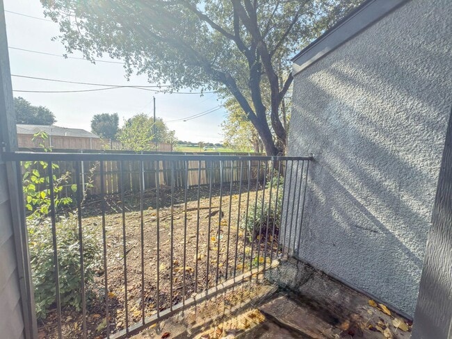 Building Photo - Two story townhouse style unit! Bedroom on second floor