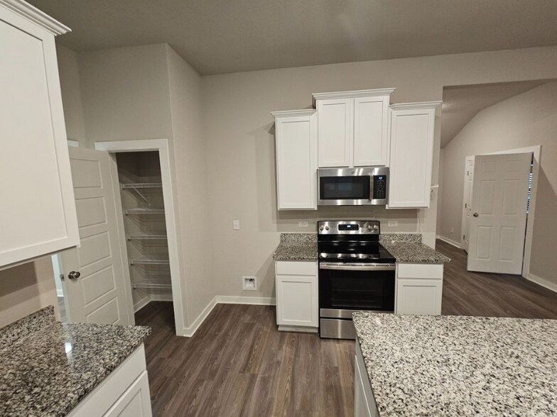 Building Photo - 6906 Emerald Valley