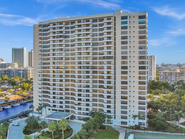 Building Photo - 2500 Parkview Dr