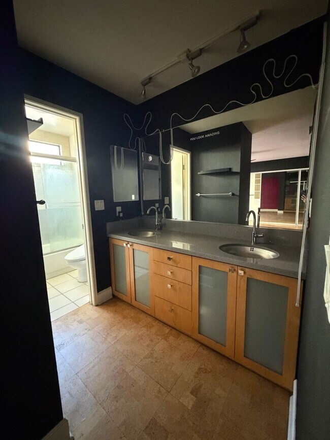 Building Photo - Hollywood Luxury 2 Bed Condo!