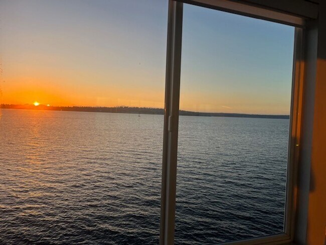 Building Photo - Kirkland Waterfront Condo Available Now! S...