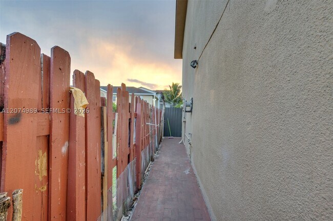 Building Photo - 627 W 68th St
