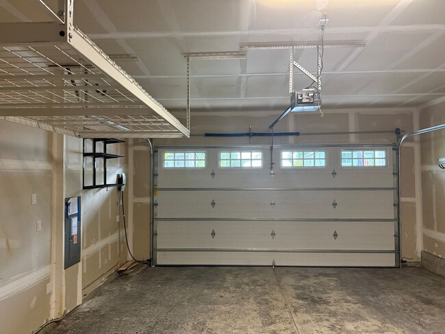 Building Photo - 4 Bedroom 2.5 Bath. Cul-de-Sac beautifully...