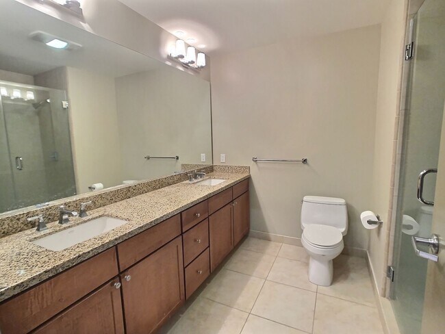 Building Photo - Fantastic 2 Bed/2Bath Penthouse with Panor...