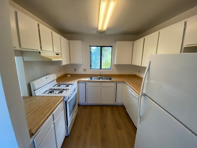 Building Photo - La Tierra Gardens - 2/1 Upstairs Apartment