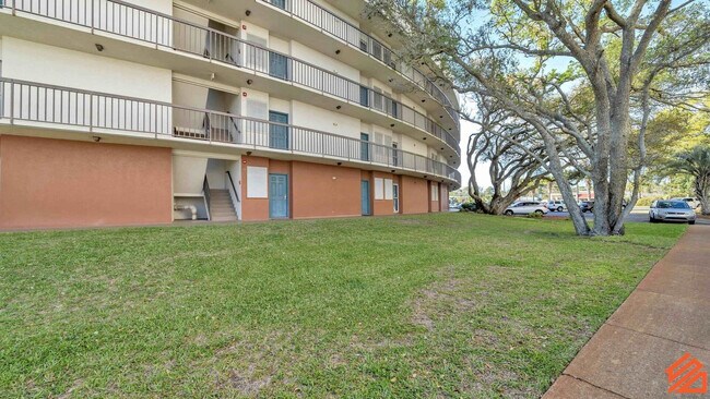 Building Photo - 214 Miracle Strip Pkwy SW