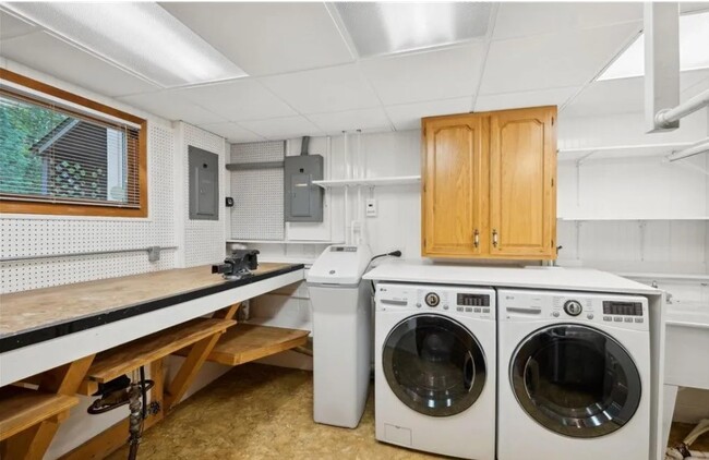 Laundry room with workbench - 17800 Frommes Cir