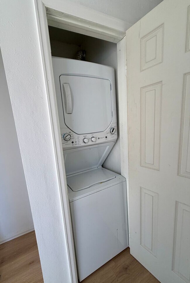 Building Photo - Peaceful Condo Retreat - Pet Friendly & Well Located