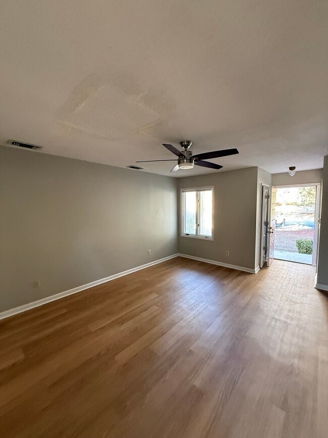 Building Photo - 2 Woodrum Pl