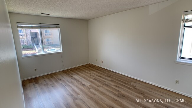 Building Photo - 914 Tenderfoot Hill Rd
