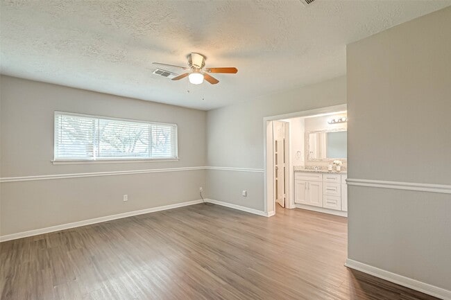 Building Photo - 910 Redway Ln