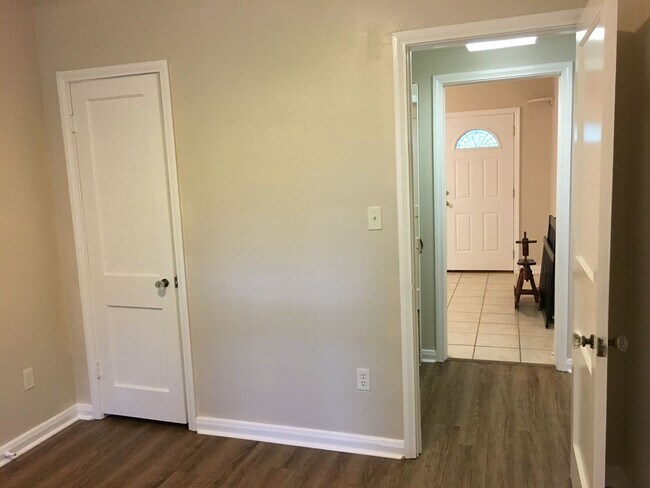 Building Photo - Beautiful 3 Bedroom House Behind Midtown