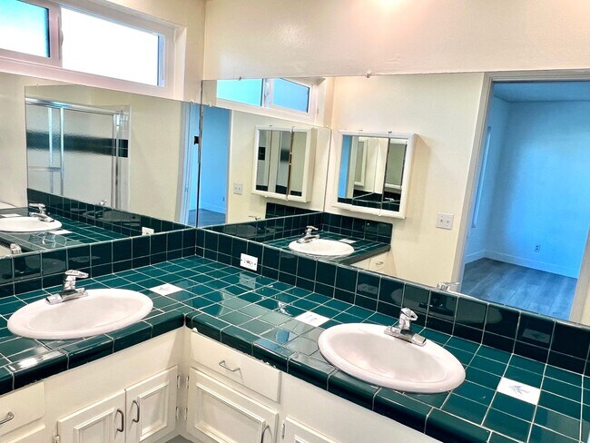 Building Photo - 5630 Ravenspur Dr