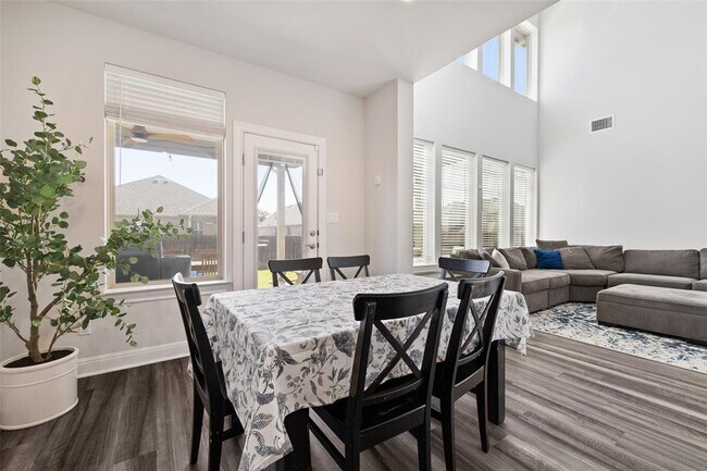 Building Photo - 134 Longmire Cv