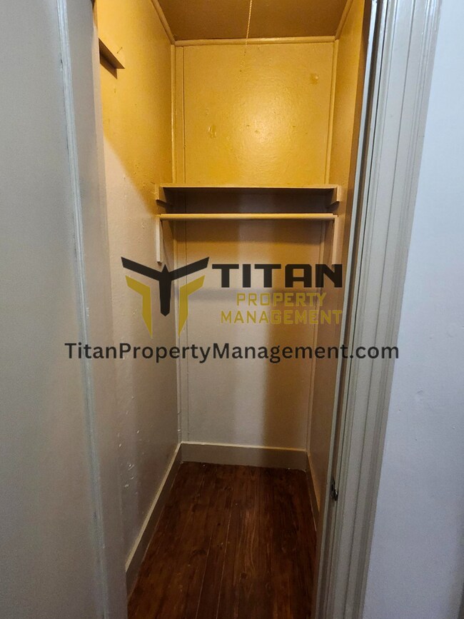 Building Photo - Charming Downtown Apartment