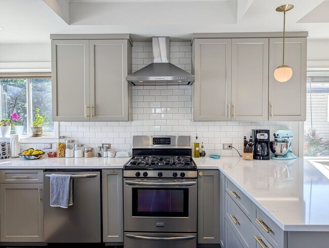 Building Photo - Elegant 3-Bedroom Home with Exceptional Craftsmanship in West Seattle