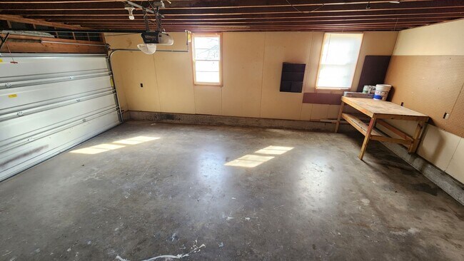 Building Photo - Beautiful, big 3BR rancher with 2 car gar near Lake Shawnee!