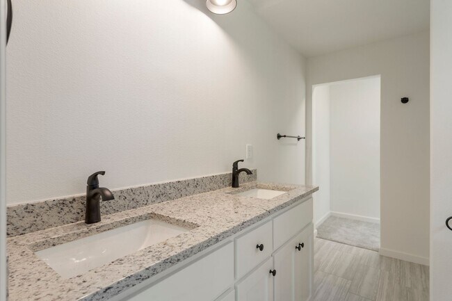 Building Photo - Gorgeous 3 bedroom 2 bathroom home