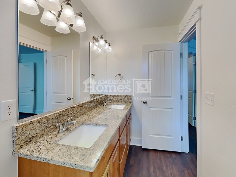 Building Photo - 891 S Threave Ave