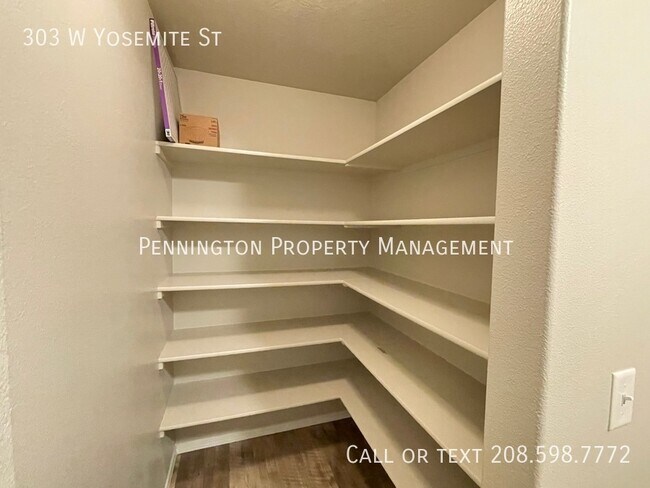 Building Photo - 303 W Yosemite St