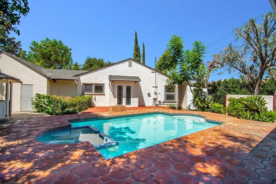 Building Photo - 17601 Tarzana St