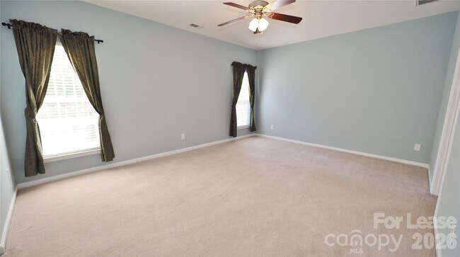 Building Photo - 6860 Lakecrest Ct