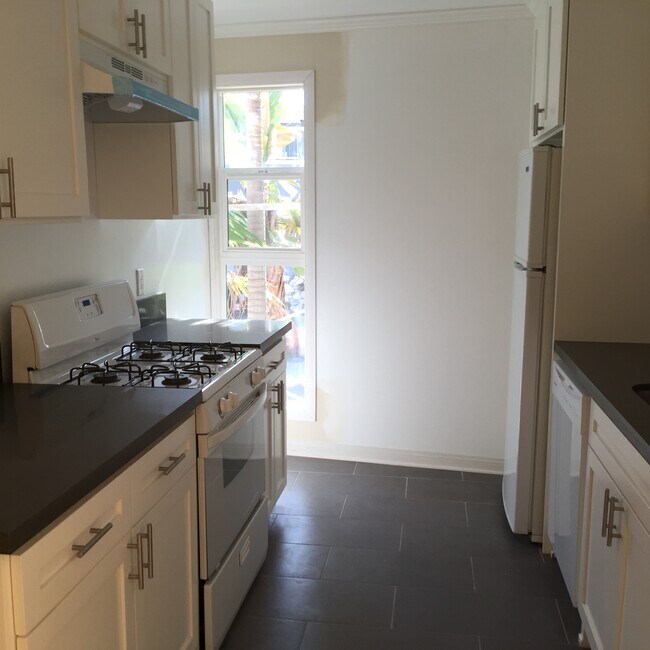 Building Photo - 3400 Club Dr