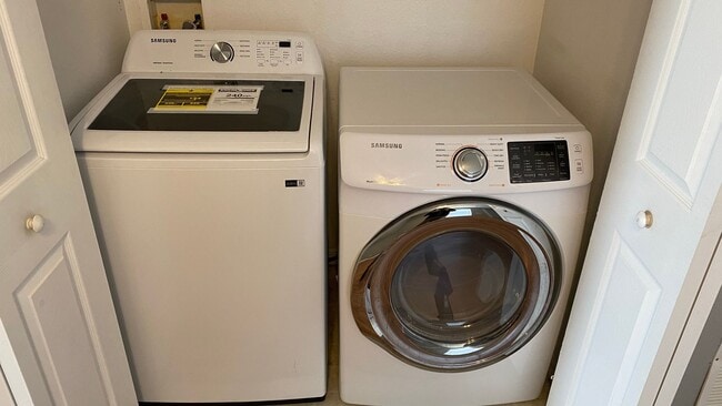 Building Photo - 3 Bedroom, 2.5 Bath Townhome with One Car Garage in Waterford Lakes Orlando!