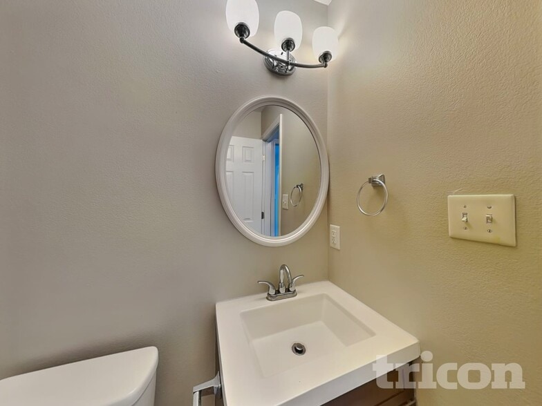 Building Photo - 4991 Astonshire Ln