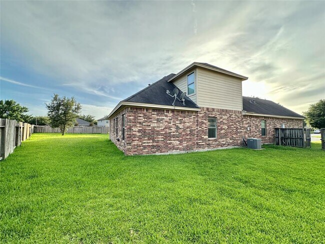 Building Photo - 2026 Bloommist Ct