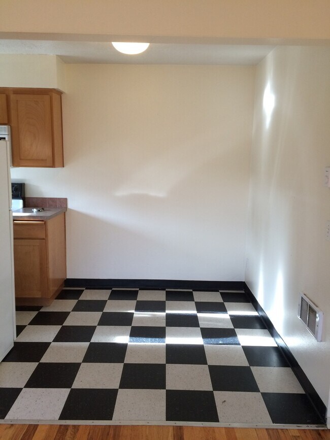 Building Photo - Corner 1bed, great location, bike storage,...