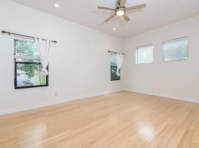 Building Photo - 1907 W 30th St