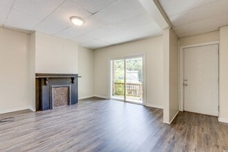 Building Photo - Available August 2026 - 3 Bedroom Home w/ Central AC & Spacious Yard!